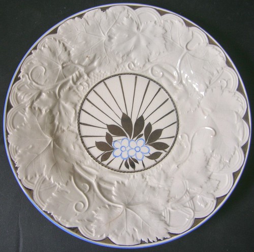 WEDGWOOD EMBOSSED VINE ''SUNSHINE'' , PATTERN 22cm (8.65in) DATED 1940