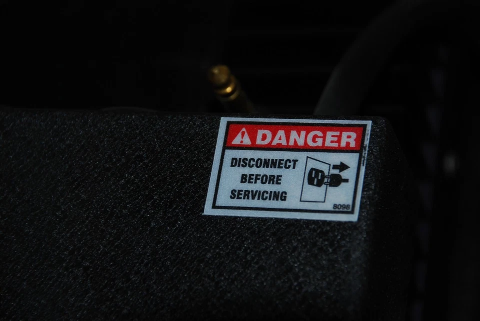 GEIST 110V SPN06415TL 19" RackMount 15 AMP 125 VAC 50/60HZ 6 Outlet Power Strip - Image 4 of 4