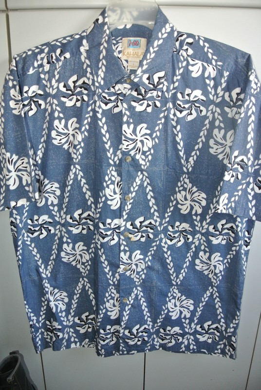 Kahala-Avi Mens Large  Plumeria & Lei's in a Diamond Pattern Blue/NWOT