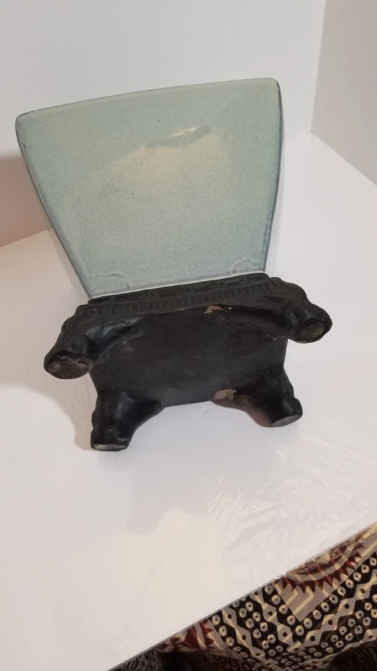 Maceta de loza verde jade con base de pedestal cuadrado con patas negras de 7,5" de alto Foto 4 de 4