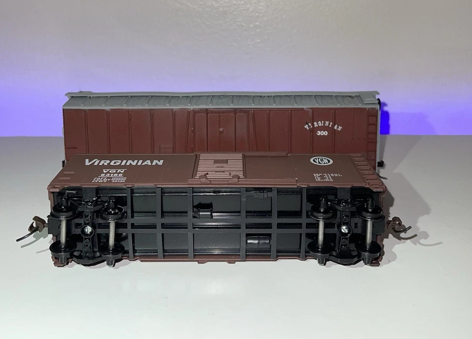 (2) Athearn HO Boxcars - “Virginian” #63186 & #300 - Image 2 of 4