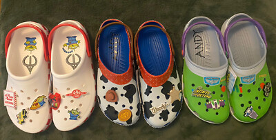 CROCS TOY STORY PACK: ALIEN PIZZA PLANET: WOODY: BUZZ M10/W12