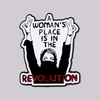 A Woman's Place Is In The Revolution Emaille Pin Anstecker Brosche + Gratis Geschenktüte