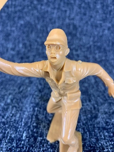 VTG ORIG 1963 LOUIS MARX WWII Japan Soldier running with bayonet w Nambu pistol