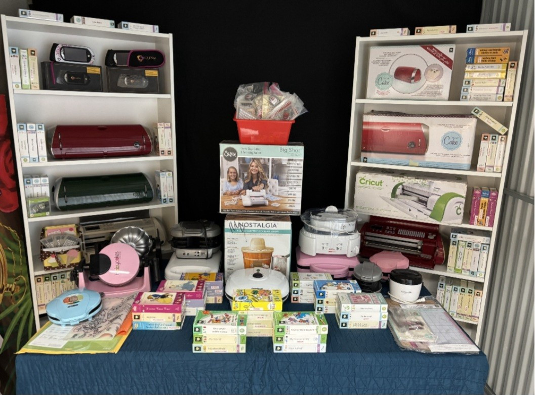 HUGE CRICUT CAKE COLLECTION W/ CARTRIDGES AND ACCESSORIES