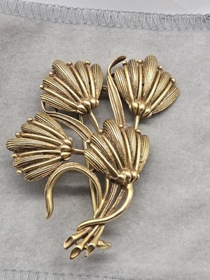 Vintage Oscar De La Renta Large Floral Theme Brooch Goldtone Metal Retro Style