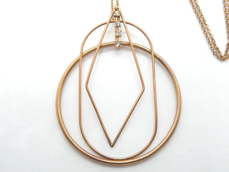 Collar de mujer con colgante de 32" de diamantes de imitación firmado por Vince Camuto tono dorado Foto 2 de 4