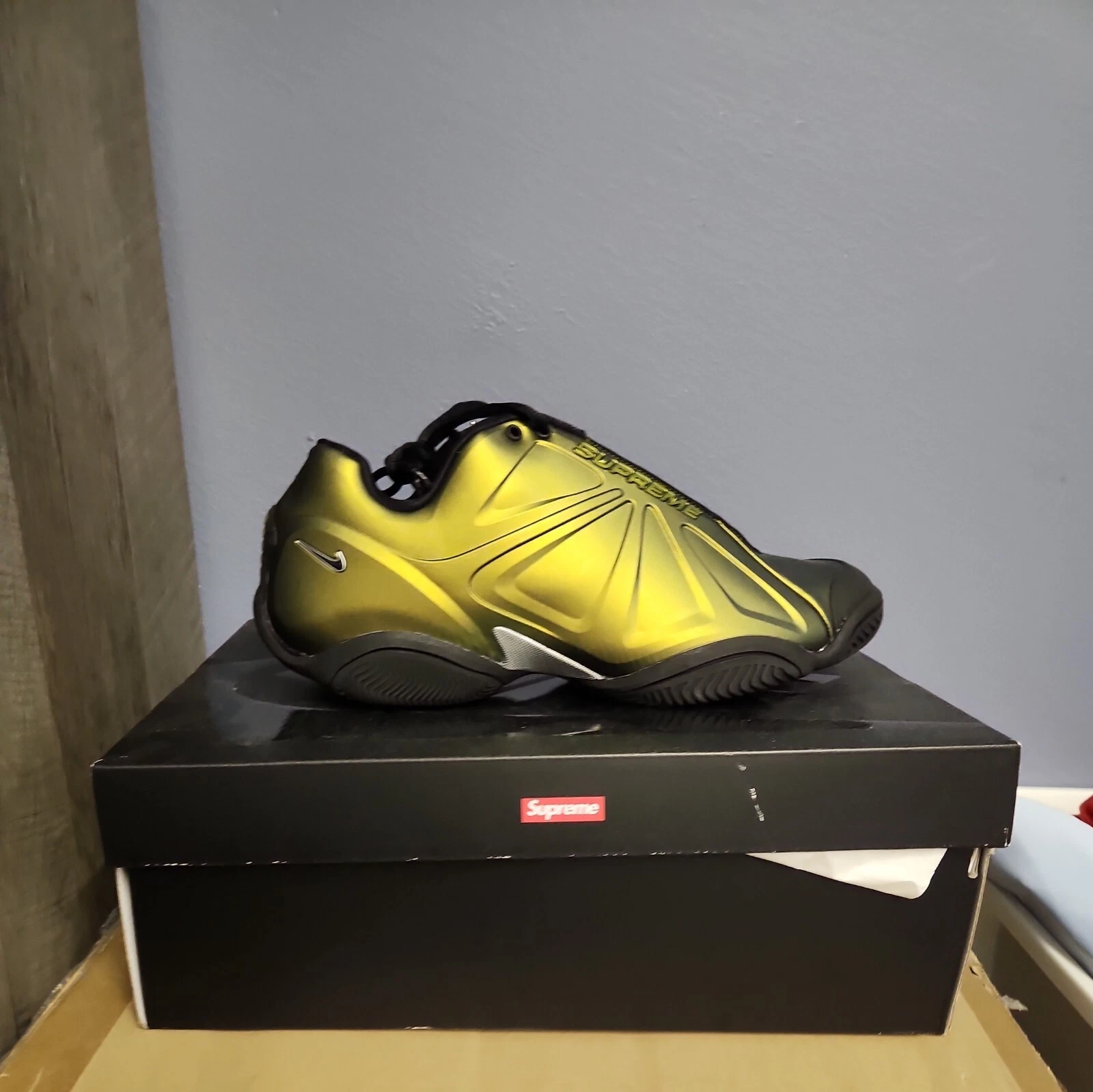 Taille 10,5   Nike Supreme x Air Zoom Courtposite Or Métallique