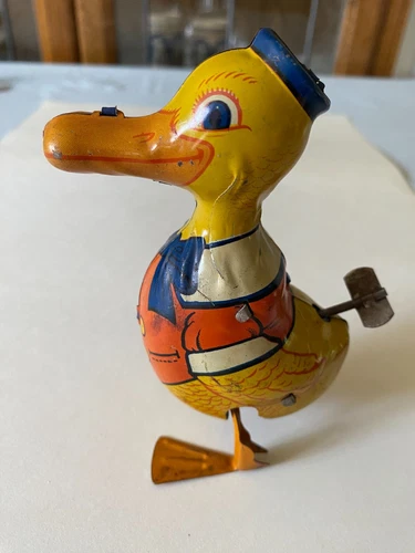 Vintage J CHEIN WALKING WIND UP DUCK TIN TOY, Winds up and waddles- MADE IN USA