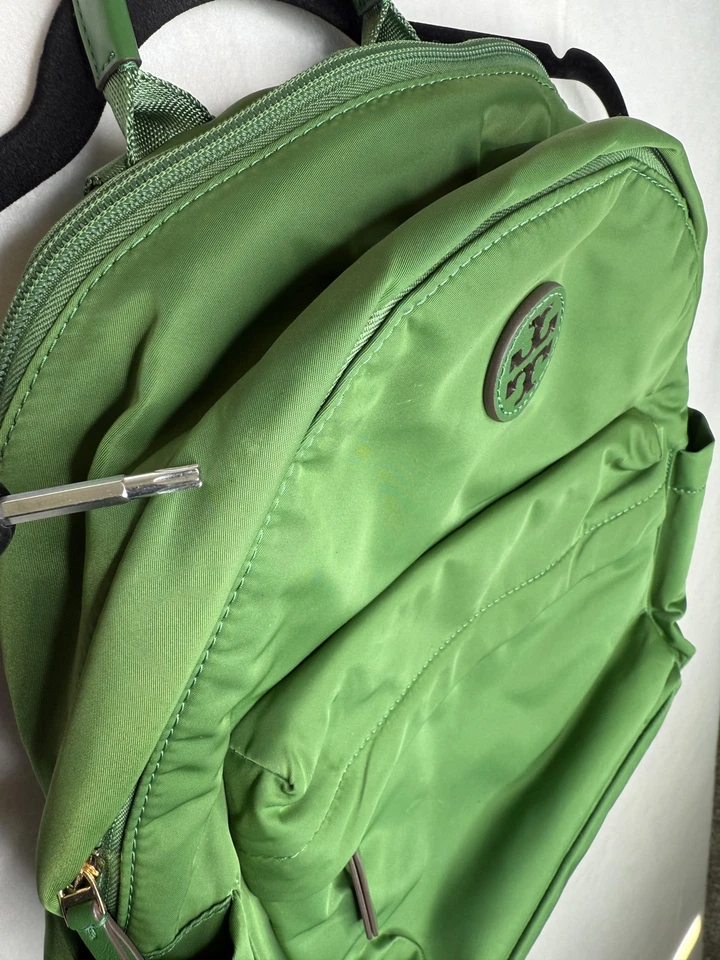 Mochila Tory Burch para mujer verde nailon logotipo TB bolsillos con cremallera correas ajustables Foto 3 de 4