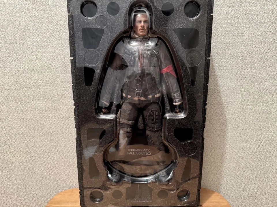 Boneco Hot Toys MMS100 Terminator Salvation Marcus Wright Sam Worthington - Imagem 4 de 4