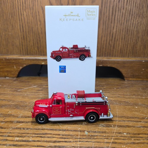 Hallmark Keepsake Magic Ornament 1951 Ford Feuerwehr Feuerwehr 2010 Retired