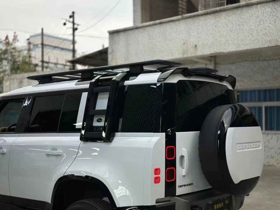 Acceso por portaequipajes de techo con escalera usado para Land Rover Defender 110 L851 2020-2026 Foto 3 de 4