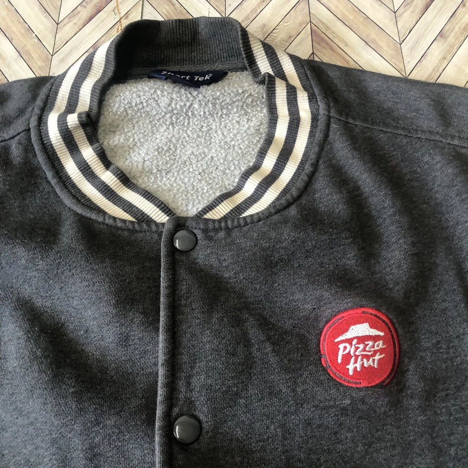 Chaqueta vintage con botones a presión Pizza Hut talla XL. Gris dos tonos. Algunas manchas leves Foto 3 de 4