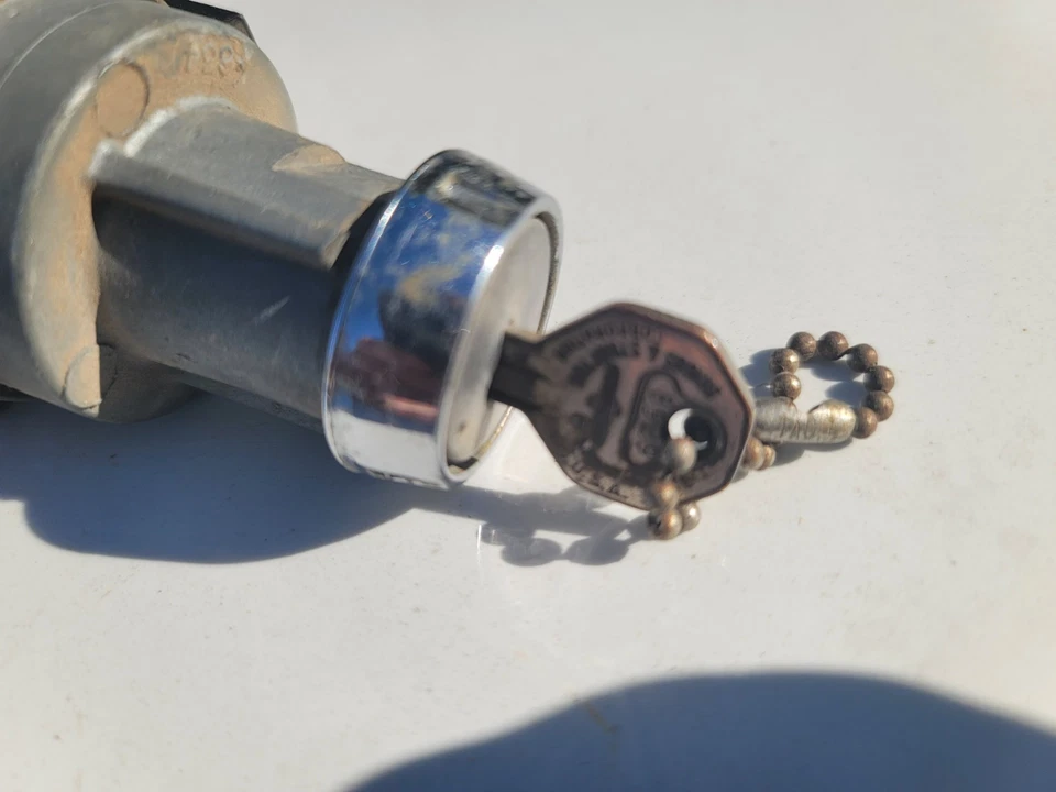 1964 1965 1966 Chevy Pickup Truck Ignition Swith w Bezel Key Rear Plug OEM 64-66 Foto 2 de 4