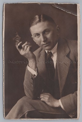 Mann mit Seitenscheitel und Zigarre in der Hand - Mode Portrait - Altes Foto