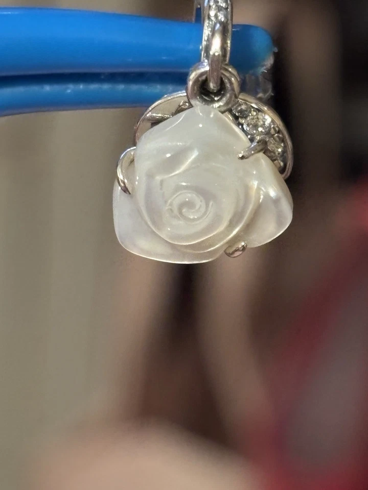 Pandora Rosa Blanca en Flor Doble Cuelga Dije Plata de Ley Foto 3 de 4