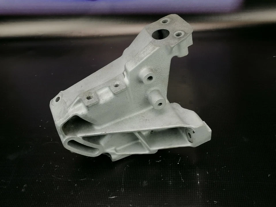 Soporte de bomba de volante asistido Mercedes Benz W123 M102 Foto 3 de 4