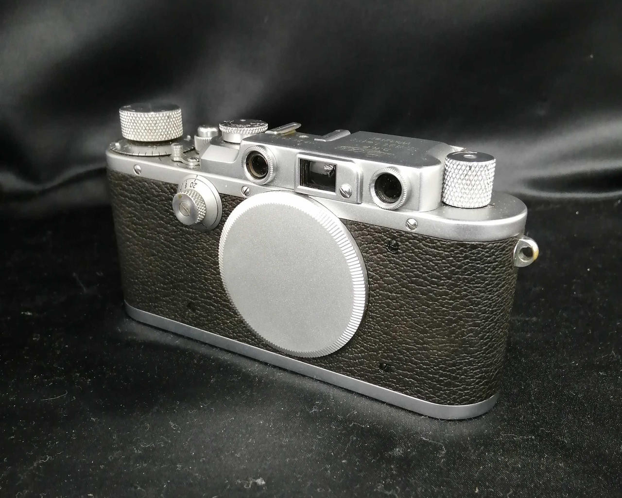 Vintage Leica IIIa Rangefinder Camera for Classic Photography Enthusiasts