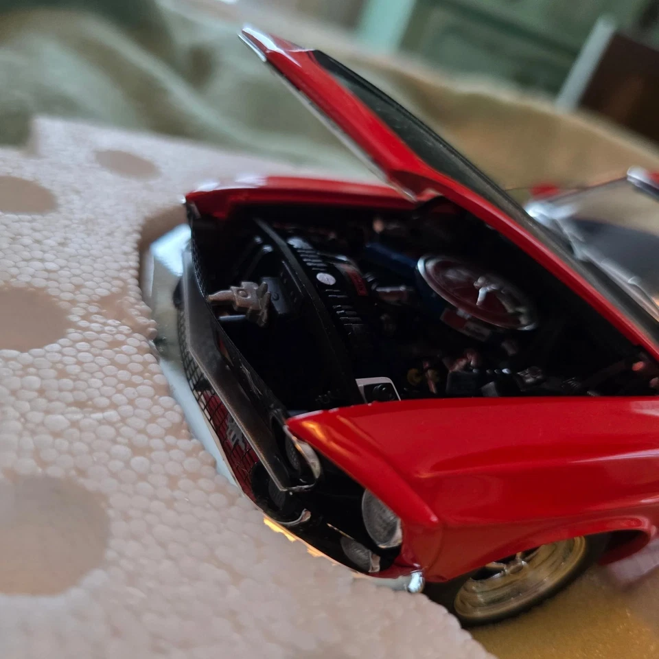 1969 Ford Mustang Boss 302 1:18 Hamilton Collection – Red model car Louvers - Image 4 of 4