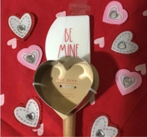 Rae Dunn silicone, spatula and cookie cutter set “Be MINE” - Bild 2 von 4