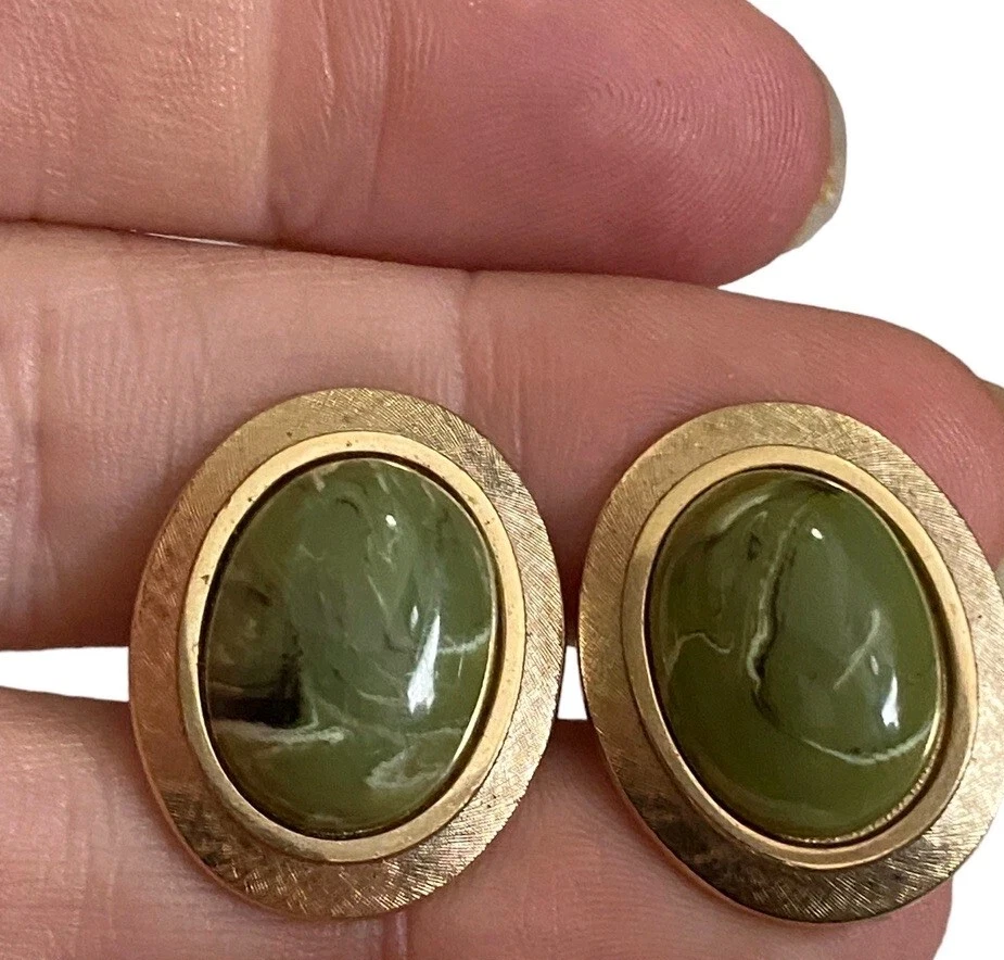 Gemelos de vidrio jade verde tono dorado cabujón ovalado mediados de siglo modernos MCM de colección Foto 4 de 4