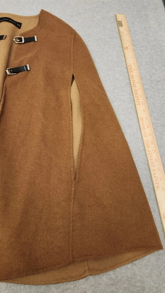 Poncho Zara Mujer Capa Abrigo Mujer Pequeño Marrón Camel Hebilla Frontal Brazo Aberturas Foto 3 de 4