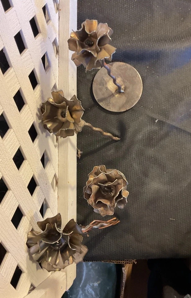 Escultura de flores de metal artesanal vintage arte popular  Foto 2 de 3