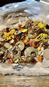 2 POUNDS SINGLE EARRINGS Lot# 53 (Earth Colors)