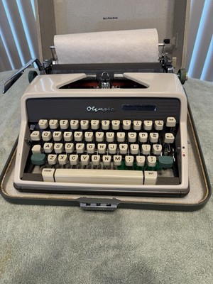 1961-1963 RARE OLYMPIA DeLUXE SM 7 PORTABLE TYPEWRITER IN CASE W/OWNERS MANUAL
