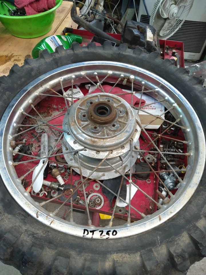 1974 年雅马哈 Dt250a 后轮辋 — 第 2/2 张图片