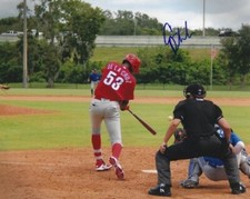 Signed 8x10 CARLOS DE LA CRUZ  Philadelphia Phillies Autographed photo - COA