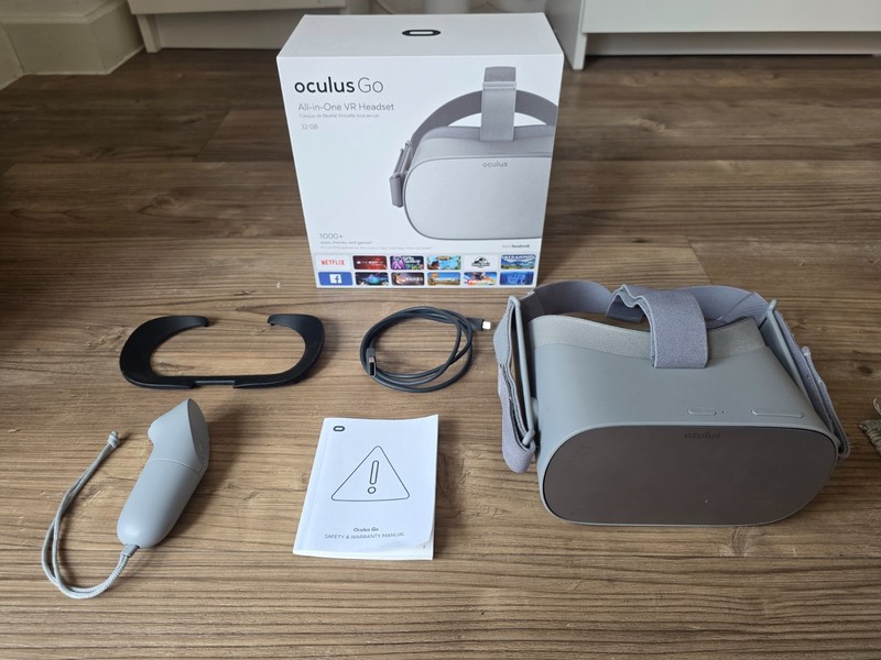 Oculus Go VR Headset 32GB with box and controller