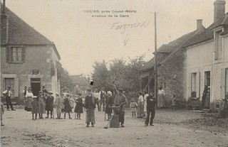 CPA COURS près Cosne Avenue de la Gare Forgeron très rare animée 112