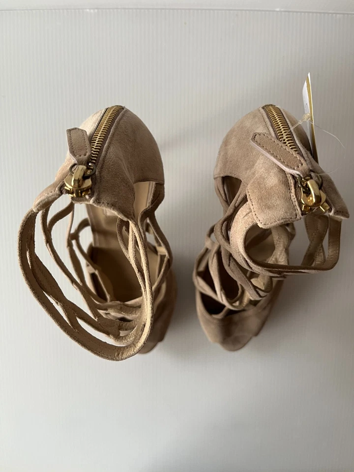 Tacones Valentino Garavani de gamuza tostada enjaulados con punta abierta, talla 39 (IT) 9 (EE. UU.) Foto 3 de 4