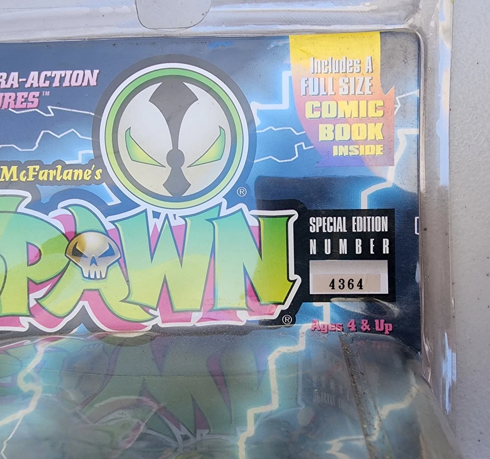 Figura de acción McFarlane Toys Silver Medieval Spawn 1995 edición especial Libro de historietas Foto 2 de 4