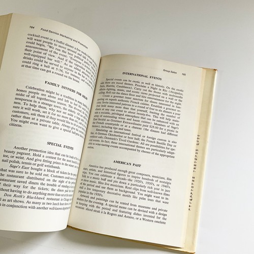 Food Service Marketing and Promotion Hardcover Book David D Seltz 1977 DJ - Imagen 8 de 21