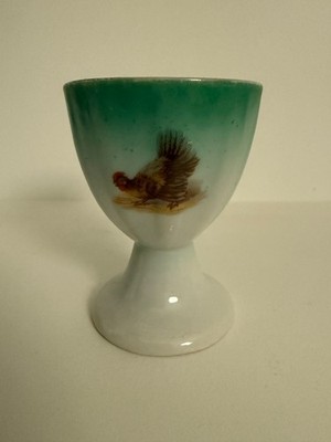 alter Eierbecher mit drei Motiven, Spritzdekor (HÜ2)