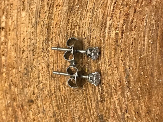 一双不锈钢低过敏性圆形耳钉 3 毫米 — 第 2/4 张图片