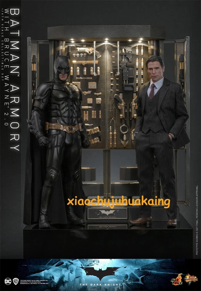 EN STOCK Hot Toys MMS750 The Dark Knight 1/6 Batman Armory con Bruce Wayne 2.0 Foto 4 de 4