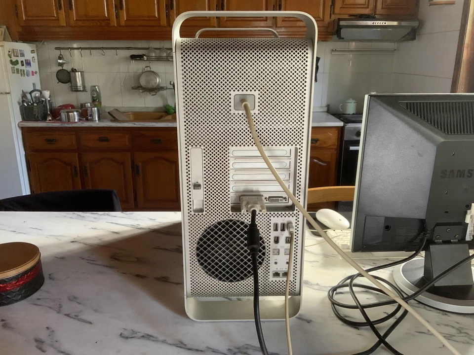 Apple Mac Pro "Eight Core" 3.0 (2,1) - Image 4 of 4