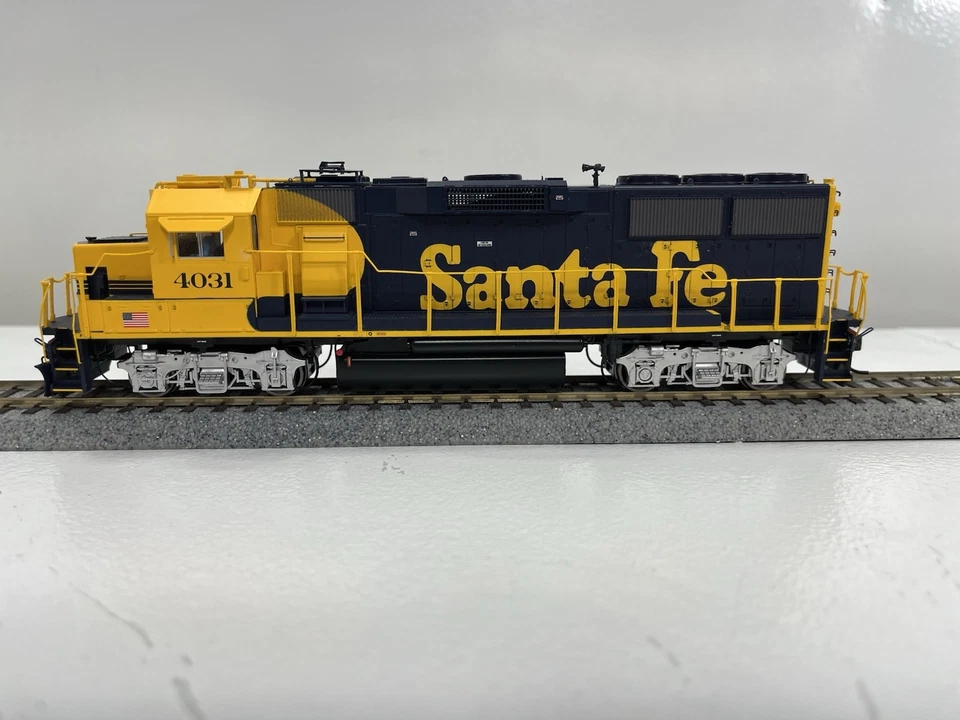 Walthers Proto 2000 HO Scale Santa Fe 4031 EMD GP60 DC / DCC Ready - Image 4 of 4