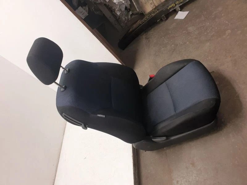 06-09 SCION TC PASSENGER 侧前灰色 FC14 布桶座椅组件 — 第 3/4 张图片