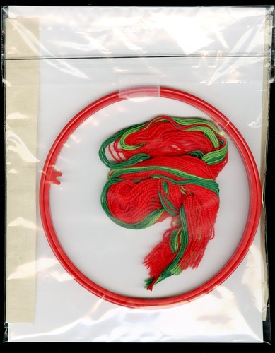 WonderArt 5526 CHRISTMAS 7" HOOP STITCHERY KIT - MERRY CHRISTMAS New (open) - Picture 5 of 5