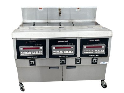 Henny Penny OFG-323. Gas Fryer - (3) 65 lb Vats, Natural Gas Excellent condition