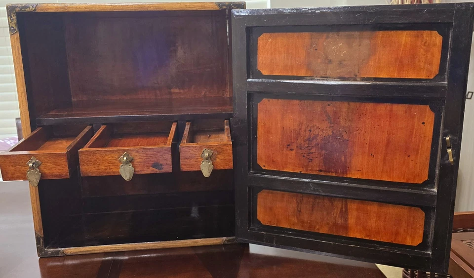 Gabinete de roble chino de principios de 1800 lacado negro/estatuillas pintadas puerta 3 cajones Foto 3 de 4