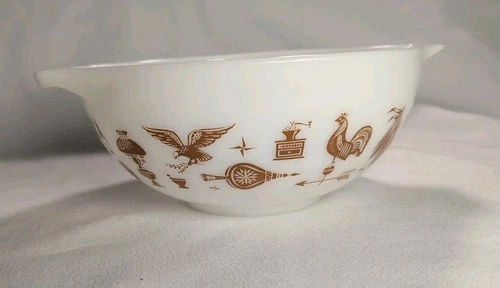 PYREX 443 Cinderella Early American 2.5 Qt Mixing Bowl White Vintage Pour Spouts