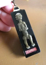 Ancien porte clé inclusion résine CAPREC Statue Ethnique Afrique ou autre.