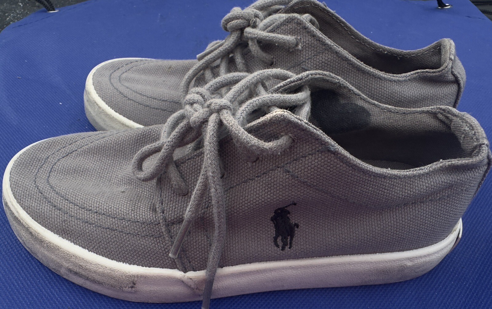 Polo da usare Ralph Lauren scarpe grigie e bianche ragazzi taglia 8 polo blu pony