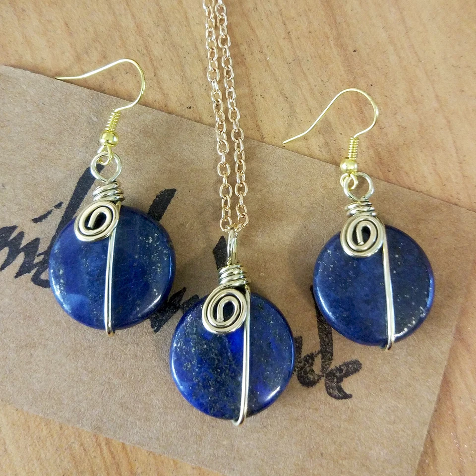 Conjunto de joyería hecha a mano colgante y pendientes envueltos en alambre de latón cristales de lapislázuli Foto 2 de 3